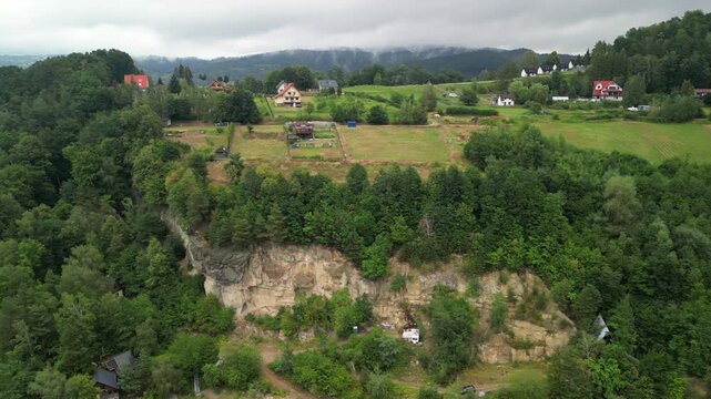 Jezioro Rożnowskie - Polska
Piękne jezioro w g&oacute;ach Beskiach nagrane dronem w wysokiej jakości w pochmurny dzień. Jezioro, woda, las, g&oacute;ry, chmury nisko osadzone, wyspa, zieleń, przyroda