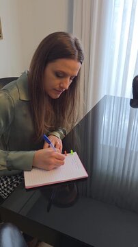 Mulher de neg&oacute;cios fazendo anota&ccedil;&otilde;es para trabalho 