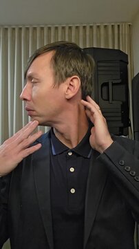 homem de neg&oacute;cios fazendo alongamentos do pesco&ccedil;o 