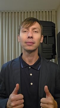 homem de neg&oacute;cios c&ocirc;mico express&atilde;o 