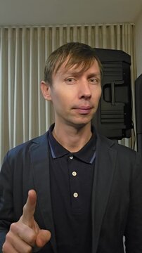 homem de neg&oacute;cios c&ocirc;mico express&atilde;o 