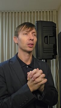 homem religioso faz ora&ccedil;&atilde;o com f&eacute; 