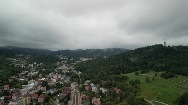 Krynica-Zdr&oacute;j - Polska - Architektura , domy , Jaworzyna Krynicka, nagrane dronem. Miasto i przyroda, g&oacute;ry, domy.