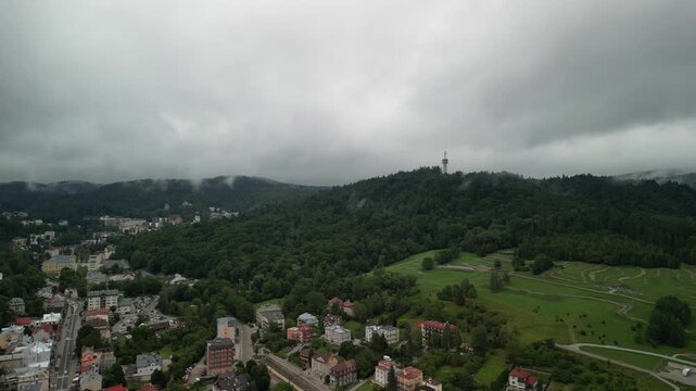 Krynica-Zdr&oacute;j - Polska - Architektura , domy , Jaworzyna Krynicka, nagrane dronem. Miasto i przyroda, g&oacute;ry, domy.