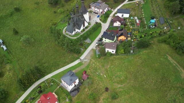 Krynica-Zdr&oacute;j - Polska - Architektura , domy , Jaworzyna Krynicka, nagrane dronem. Miasto i przyroda, g&oacute;ry, domy.