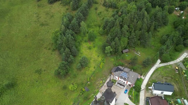 Krynica-Zdr&oacute;j - Polska - Architektura , domy , Jaworzyna Krynicka, nagrane dronem. Miasto i przyroda, g&oacute;ry, domy.