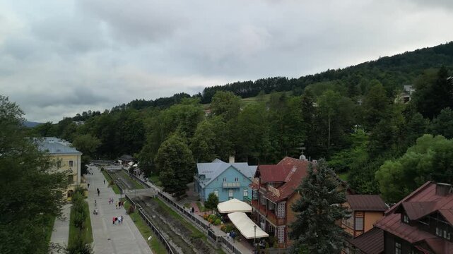 Krynica-Zdr&oacute;j - Polska - Architektura , domy , Jaworzyna Krynicka, nagrane dronem. Miasto i przyroda, g&oacute;ry, domy.