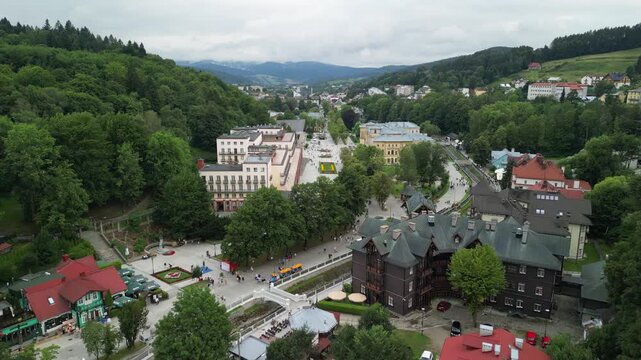 Krynica-Zdr&oacute;j - Polska - Architektura , domy , Jaworzyna Krynicka, nagrane dronem. Miasto i przyroda, g&oacute;ry, domy.