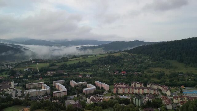 Krynica-Zdr&oacute;j - Polska - G&oacute;ra Parkowa nagrana dronem. Wieża, g&oacute;ry, Beskidy, las, zieleń, park, piękne widoki z powietrza