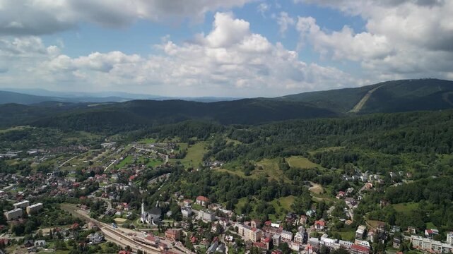 Krynica-Zdr&oacute;j - Polska - G&oacute;ra Parkowa nagrana dronem. Wieża, g&oacute;ry, Beskidy, las, zieleń, park, piękne widoki z powietrza