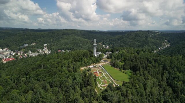 Krynica-Zdr&oacute;j - Polska - G&oacute;ra Parkowa nagrana dronem. Wieża, g&oacute;ry, Beskidy, las, zieleń, park, piękne widoki z powietrza