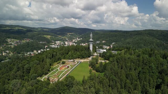 Krynica-Zdr&oacute;j - Polska - G&oacute;ra Parkowa nagrana dronem. Wieża, g&oacute;ry, Beskidy, las, zieleń, park, piękne widoki z powietrza