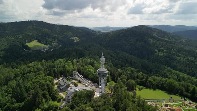 Krynica-Zdr&oacute;j - Polska - G&oacute;ra Parkowa nagrana dronem. Wieża, g&oacute;ry, Beskidy, las, zieleń, park, piękne widoki z powietrza