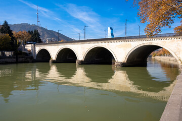 The old bridge over the Kura (Mtkvari) River in Tbilisi, Georgia. © Ivan_Gatsenko