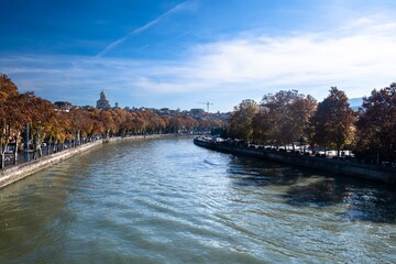 A beautiful view of the Kura (Mtkvari) River in the city of Tbilisi, Georgia. © Ivan_Gatsenko