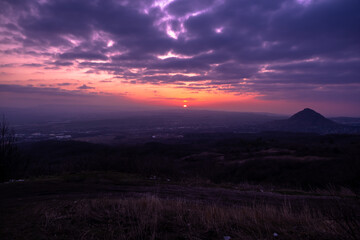 Fototapeta premium A beautiful view of the sunset and the mountain against the evening sky.