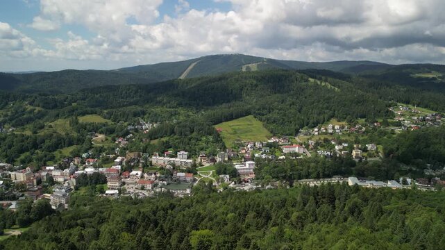 Krynica-Zdr&oacute;j - Polska - G&oacute;ra Parkowa nagrana dronem. Wieża, g&oacute;ry, Beskidy, las, zieleń, park, piękne widoki z powietrza