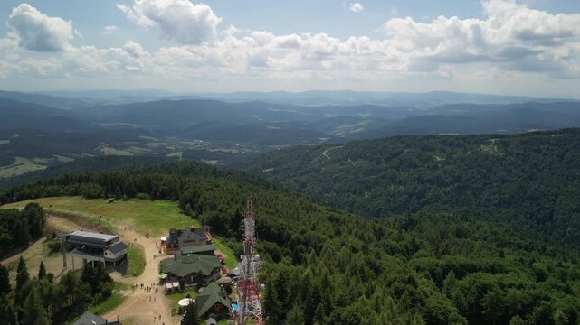 Jaworzyna Krynica - Polska 
Szczyt g&oacute;rski w Beskidach nagrany z drona. Maszt telekomunikacyjny, g&oacute;ry, las, piękne widoki, natura, przyroda, g&oacute;rskie krajobrazy