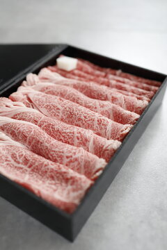 すき焼き用和牛。高級霜降り牛肉を黒い箱に美しく盛り付け。