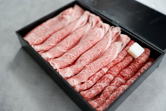 すき焼き用和牛。高級霜降り牛肉を黒い箱に美しく盛り付け。