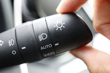 車のオートライト。ライトスイッチのAUTO機能設定。ヘッドライト制御 © umaruchan4678