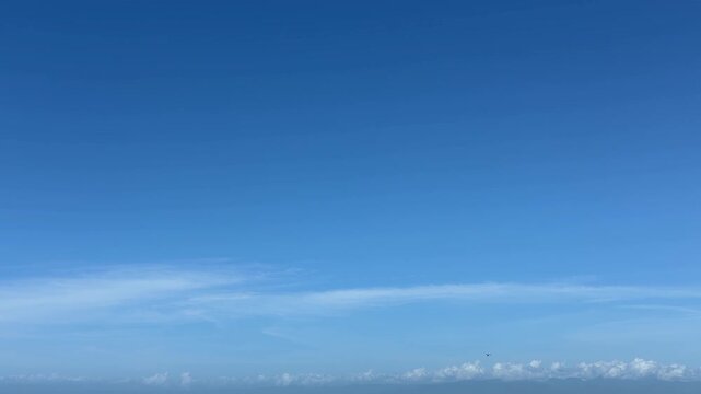 開放感のある青い夏の空