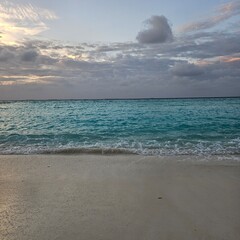 Turquoise sea and pristine coral reef in Maldives waves on the beach © 은서 오