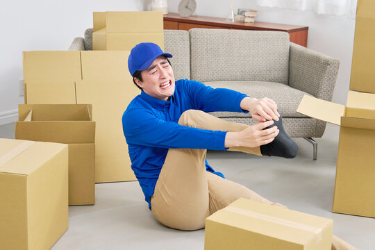 足を怪我をした引越し業者の男性