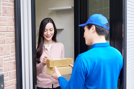 宅配便を受け取る女性
