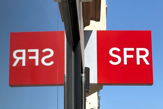 Enseigne de l&rsquo;op&eacute;rateur de t&eacute;l&eacute;communications fran&ccedil;ais SFR. Paris. 10 ao&ucirc;t 2026.