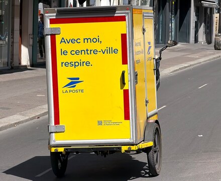 V&eacute;lo cargo de La Poste, l&rsquo;op&eacute;rateur fran&ccedil;ais de distribution du courrier postal. Paris. 10/08/2026.