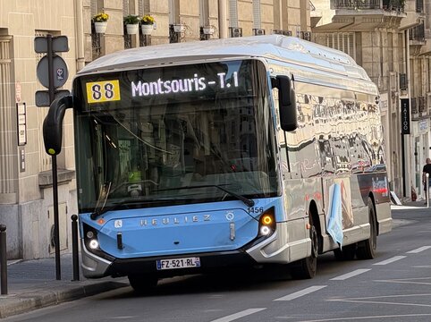 Autobus &eacute;lectrique GX 337 Heuliez de la ligne 88 op&eacute;r&eacute; par la RATP pour &Icirc;le-de-France Mobilit&eacute;s. Paris, rue Maublanc. 10/08/2026.