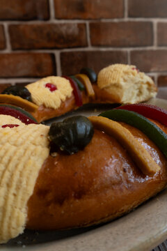An approach to sweets that cover the "Rosca de Reyes" or Epiphany bread
