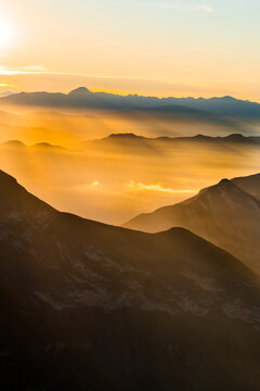 Mar de nubes y rayos de sol al amanecer en Cuatro Palos, Quer&eacute;taro | Sunrise over mountain sea of clouds in Mexico