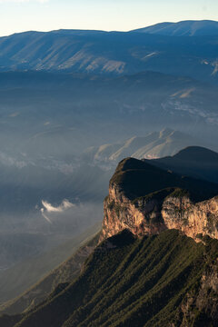 Mar de nubes y rayos de sol al amanecer en Cuatro Palos, Quer&eacute;taro | Sunrise over mountain sea of clouds in Mexico