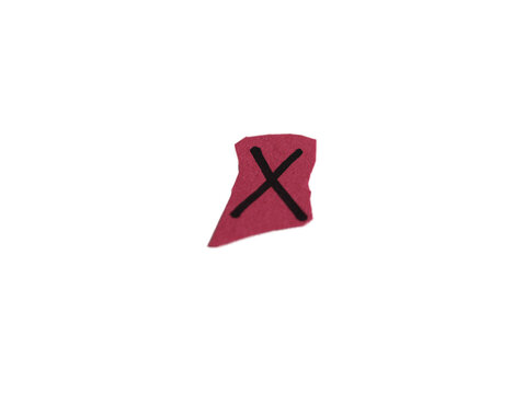 Una figura de la letra X en un papel rasgado en un fondo transparente 