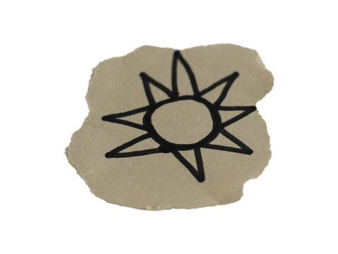 Una figura de forma de sol en un papel rasgado en un fondo transparente 