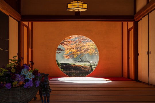 日本の風景・秋　神奈川県鎌倉市　紅葉の明月院　悟りの窓