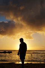 Fototapeta premium silhouette of a man on the beach