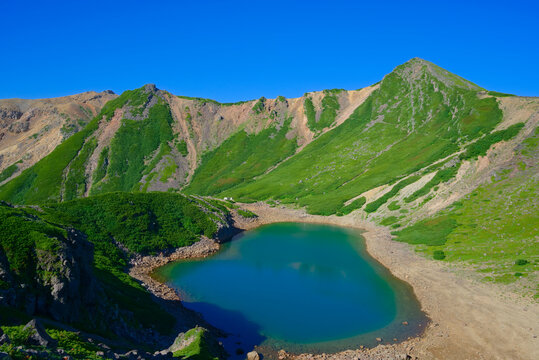 長野県の御嶽山、北側から望む三ノ池と剣ヶ峰（左奥）、アルマヤ天、摩利支天山