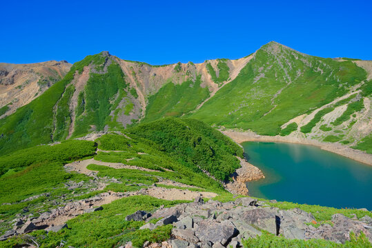 長野県の御嶽山、北側から望む三ノ池と剣ヶ峰（左奥）、アルマヤ天、摩利支天山