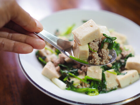 The stir-fried minced pork with tofu is in the dish; it looks delicious. It's Thai food I made myself, and it's tasty.