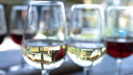 Obraz premium Close Up of White and Red Wine Glasses on Outdoor Table