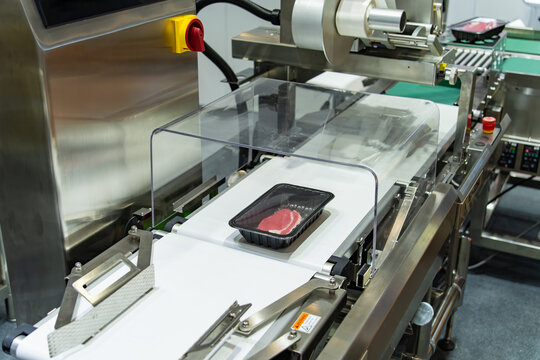 Linear tray food heat sealing and packaging machine with meat