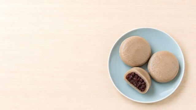 青磁の皿のとち餅を真上から 粒あん入りの素朴な秋の和菓子