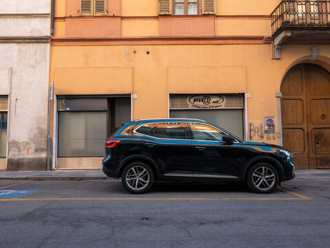 Black MG HS SUV parked on a city street in Italy, capturing urban lifestyle and modern transportation