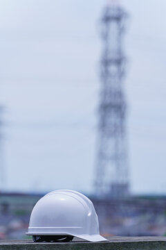 ヘルメットと日本の街並み｜建設業・製造業イメージ