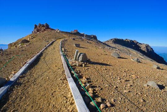 長野県の御嶽山、八丁ダルミの登山道と王滝頂上