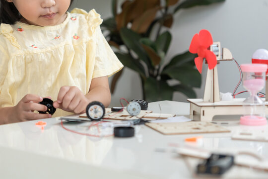 child learn electrical processes through hand on experience without screen time, emotional intelligence, intellectual intelligence, executive function.