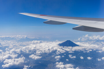 飛行機、富士山 © 祐一 荻原